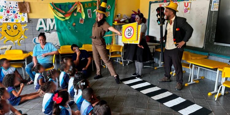 Trânsito nas escolas: SMTT realiza apresentação teatral para alunos da rede municipal