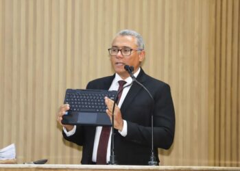 Secretário da Educação detalha licitação e aquisição dos notebooks do Escola Tech na CMA