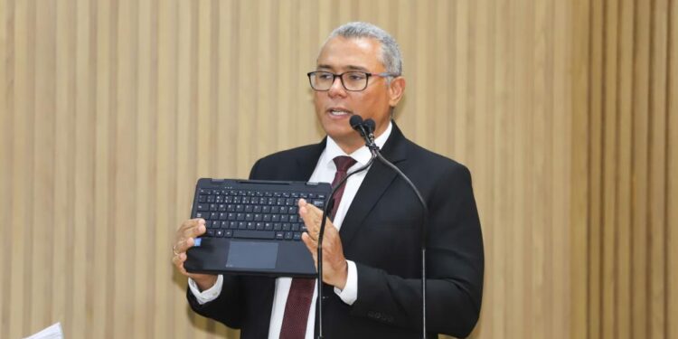 Secretário da Educação detalha licitação e aquisição dos notebooks do Escola Tech na CMA