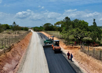 Segunda fase de pavimentação asfáltica é iniciada na Rodovia Carlos Pinna de Assis