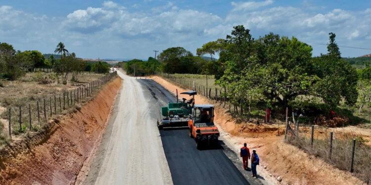 Segunda fase de pavimentação asfáltica é iniciada na Rodovia Carlos Pinna de Assis