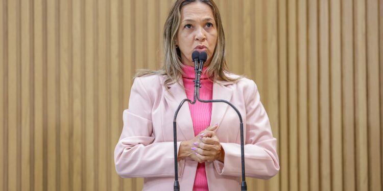 Sheyla Galba denuncia demora para procedimentos na pediatria