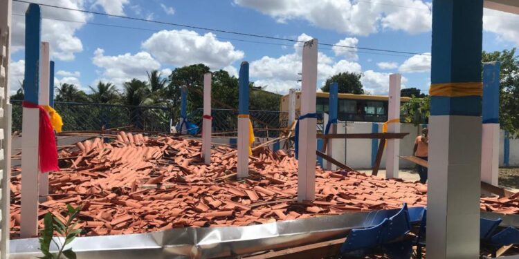 Telhado de escola municipal desaba em Boquim; ninguém se feriu