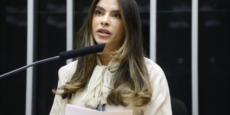 Yandra retorna à Câmara com discurso de gratidão e compromisso