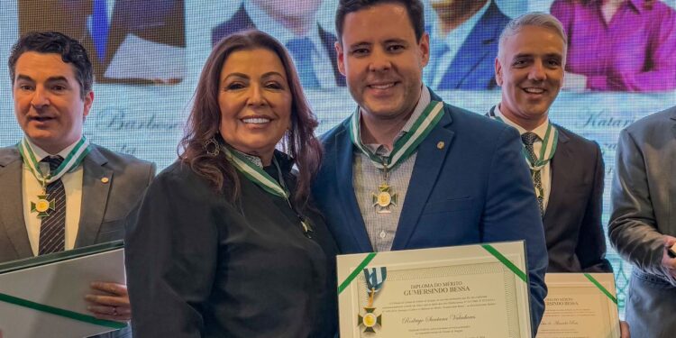 Rodrigo Valadares recebe colar e diploma do Mérito Gumersindo Bessa, a maior honraria do Tribunal de Contas de Sergipe