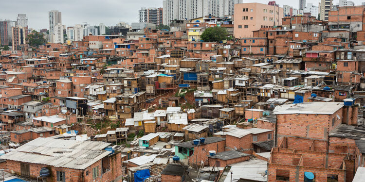 Pobreza no Brasil supera a da Argentina, revela análise