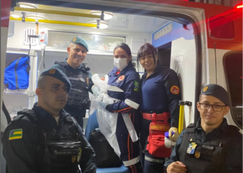 Policiais militares prestam atendimentos iniciais em parto de emergência durante evento de Natal em Aracaju