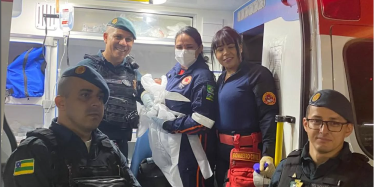 Policiais militares prestam atendimentos iniciais em parto de emergência durante evento de Natal em Aracaju