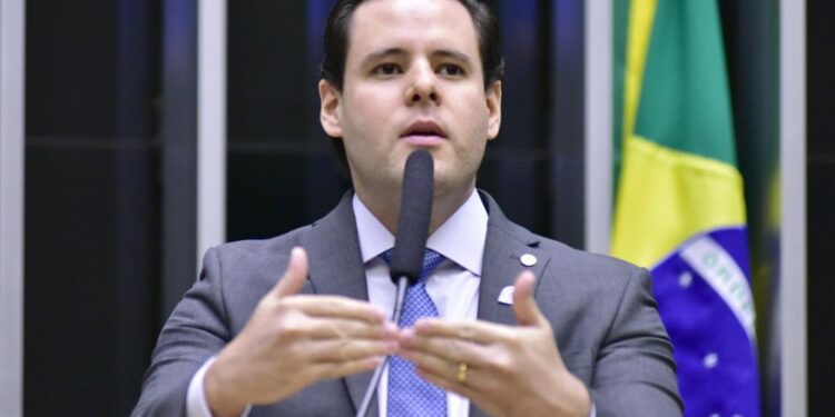 Rodrigo Valadares vota a favor da castração química de pedófilos e critica postura da esquerda 