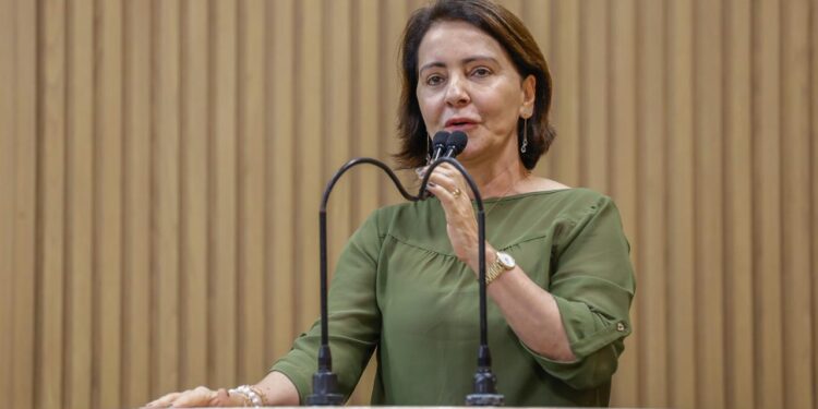 Emília Corrêa destaca creches como prioridade e critica gastos do atual governo com propaganda