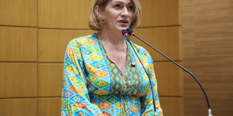 Linda Brasil denuncia atraso salarial de médicos em Aracaju