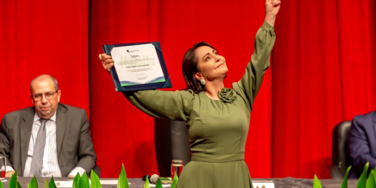 Emília Corrêa é diplomada como primeira prefeita eleita de Aracaju