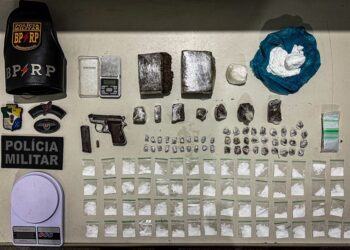 PM prende dupla por suspeita de tráfico de drogas e porte ilegal de arma de fogo na Zona Oeste de Aracaju