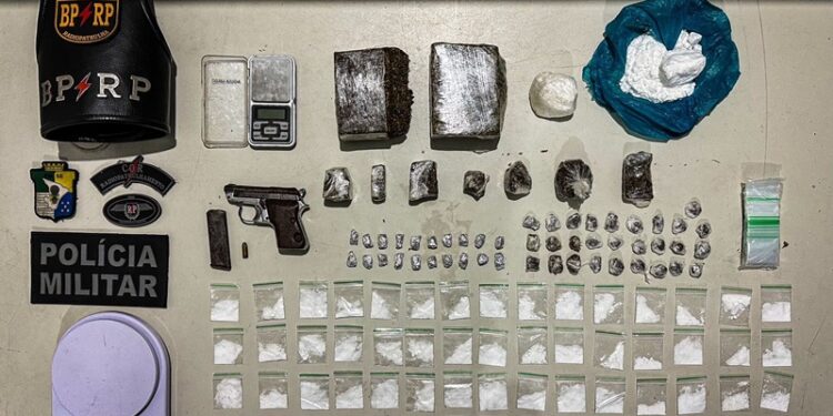 PM prende dupla por suspeita de tráfico de drogas e porte ilegal de arma de fogo na Zona Oeste de Aracaju