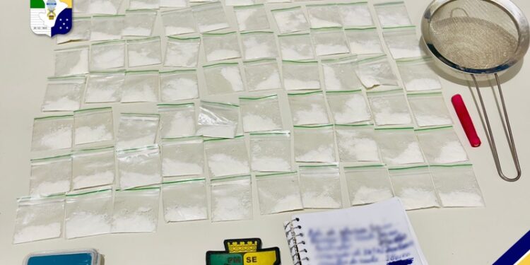 Polícia Militar prende homem que estava em posse de 73 embalagens de cocaína em Feira Nova
