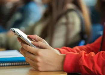 Senado aprova projeto que restringe uso de celulares em escolas; texto vai para sanção presidencial