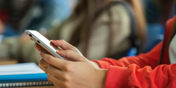Senado aprova projeto que restringe uso de celulares em escolas; texto vai para sanção presidencial
