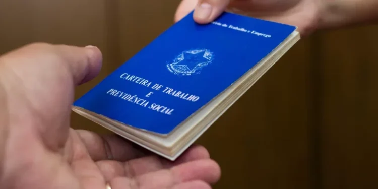 Em 2024, pedidos de demissão voluntária registram recorde histórico no Brasil