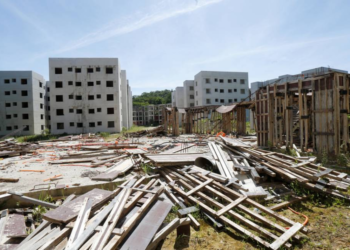 Mais da metade das obras públicas no Brasil estão paralisadas, informa TCU