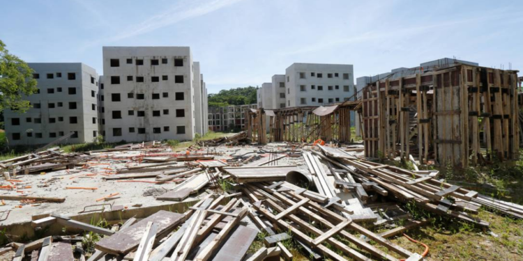 Mais da metade das obras públicas no Brasil estão paralisadas, informa TCU