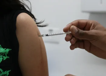 Vacinas contra covid-19 serão enviadas até terça para todo o Brasil