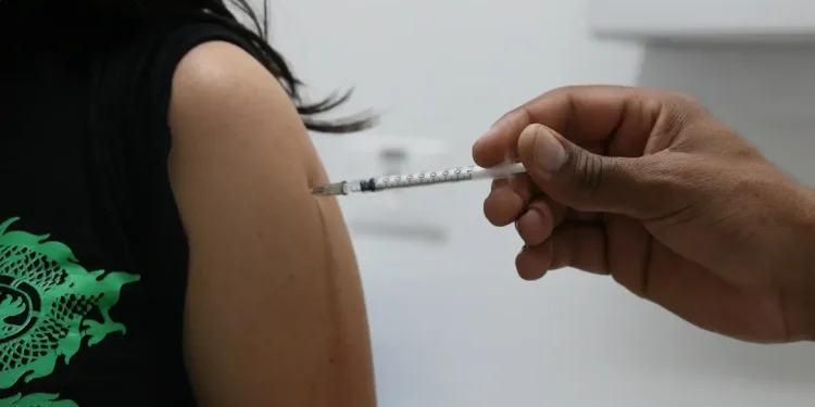 Vacinas contra covid-19 serão enviadas até terça para todo o Brasil
