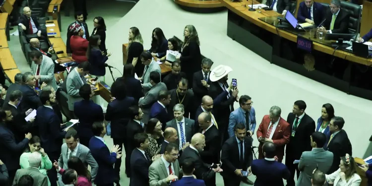 Câmara responde a Dino e diz que líderes cumpriram lei sobre emendas