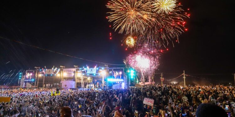 Réveillon 2025: festa movimenta economia, turismo e cultura