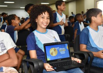Escola Tech: Prefeito Edvaldo entrega 503 notebooks aos alunos da Emef Olga Benário