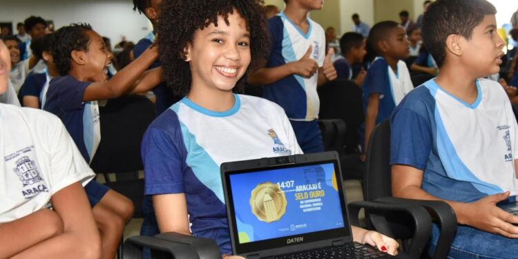 Escola Tech: Prefeito Edvaldo entrega 503 notebooks aos alunos da Emef Olga Benário