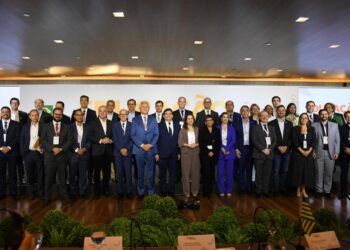 Presidente da FNP, Edvaldo debate desafios da educação com prefeitos eleitos em Brasília