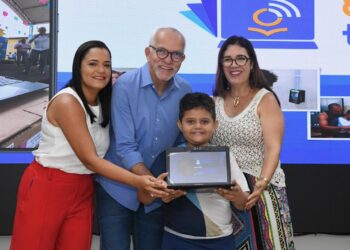 Prefeito Edvaldo finaliza entrega de notebooks para escolas municipais de ensino fundamental