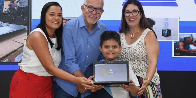 Prefeito Edvaldo finaliza entrega de notebooks para escolas municipais de ensino fundamental