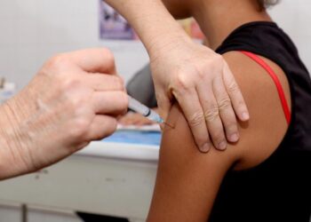 Aracaju supera meta de vacinação do público feminino contra HPV