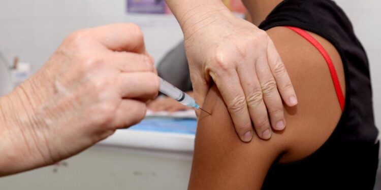 Aracaju supera meta de vacinação do público feminino contra HPV