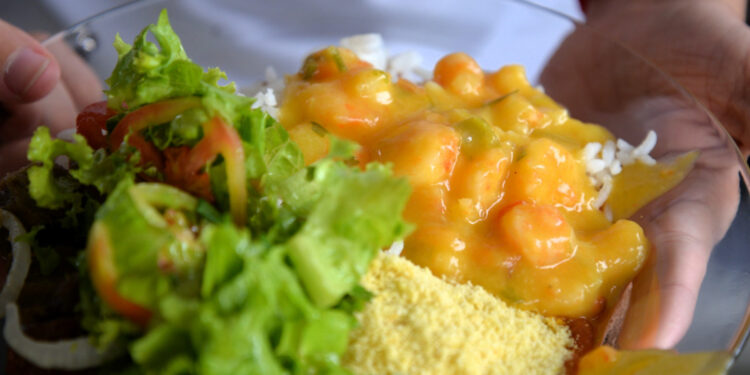 Programa Filé de Camarão na Merenda Escolar diversifica cardápio alimentar nas escolas estaduais