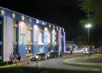 Hospital de Urgências de Sergipe é iluminado com decoração especial de Natal
