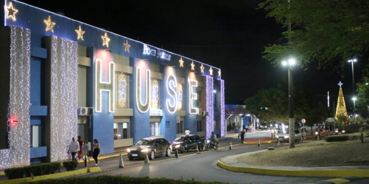 Hospital de Urgências de Sergipe é iluminado com decoração especial de Natal