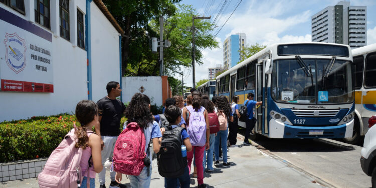 Governo de Sergipe reforça investimento em transporte escolar e segurança para estudantes da rede estadual