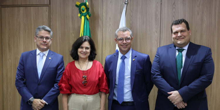 Governador e ministra da Saúde discutem entrega de ambulâncias e construção de maternidade em Sergipe