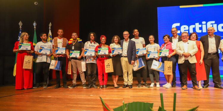 Mais de dois mil alunos recebem certificados de cursos em parceria do Governo com Senac