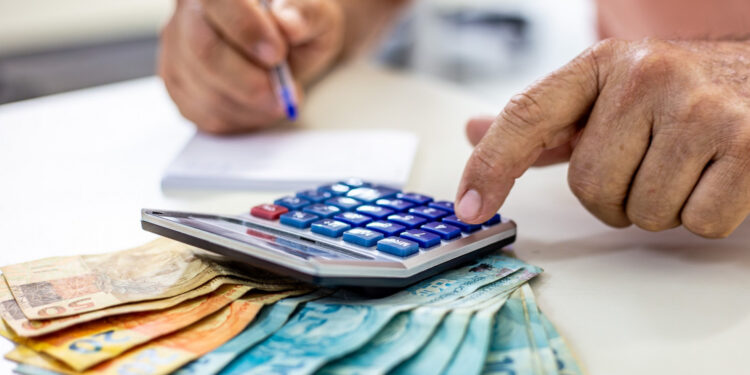 Inflação que calcula reajuste do salário mínimo registra 4,84% no acumulado de 12 meses