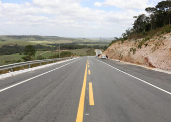 Moradores comemoram entrega da rodovia SE-160 que liga Laranjeiras a Areia Branca