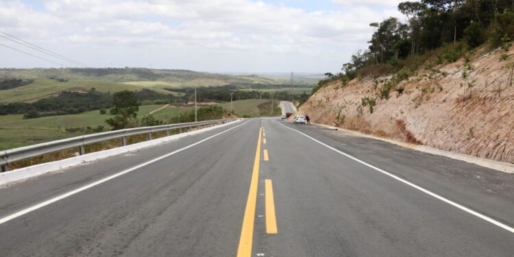 Moradores comemoram entrega da rodovia SE-160 que liga Laranjeiras a Areia Branca