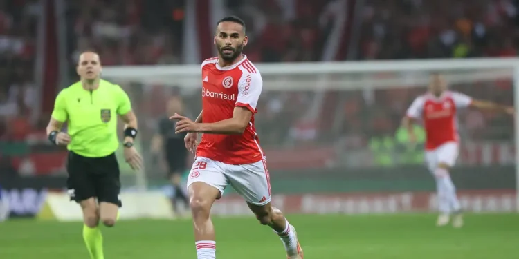 Thiago Maia leva prêmio Fair Play da Fifa por ajuda em enchentes no RS