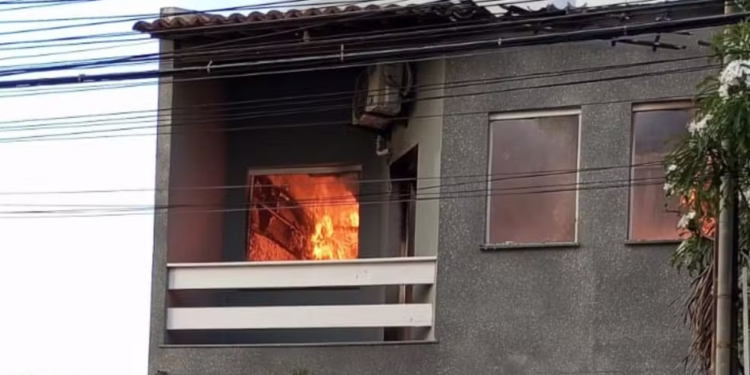 Incêndio atinge residência no bairro Atalaia em Aracaju
