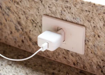 Deixar o carregador na tomada sem conectar o celular custa quanto na conta de luz?