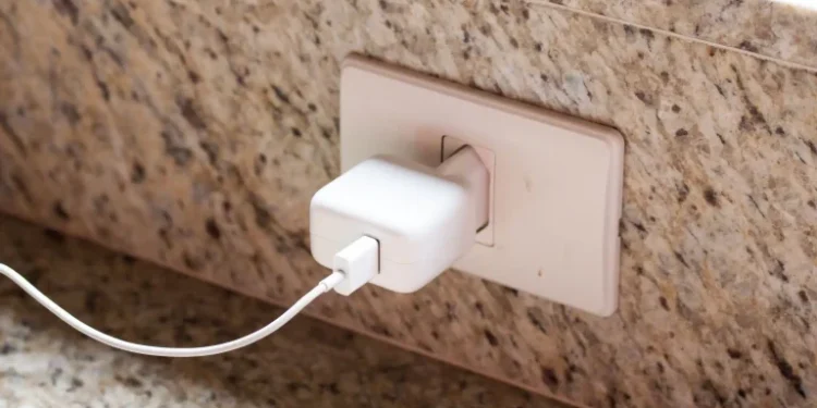 Deixar o carregador na tomada sem conectar o celular custa quanto na conta de luz?