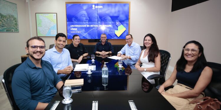 Governo autoriza formação de comissão para concursos públicos da Educação e inicia tratativas da Universidade Estadual