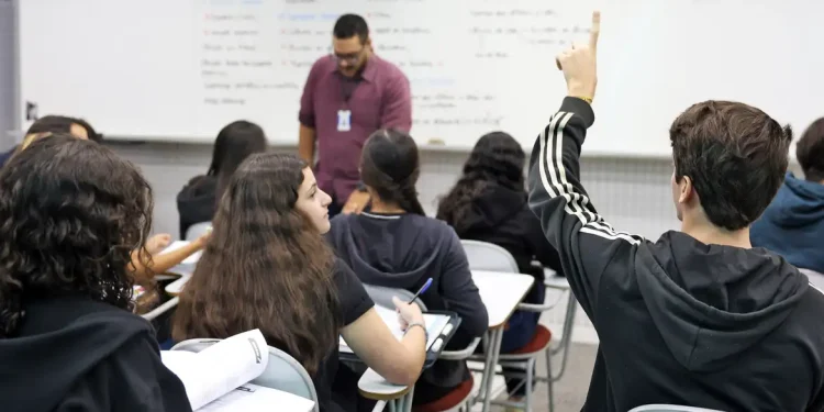 Fies terá mais de 112 mil novas vagas em 2025, diz Ministério da Educação